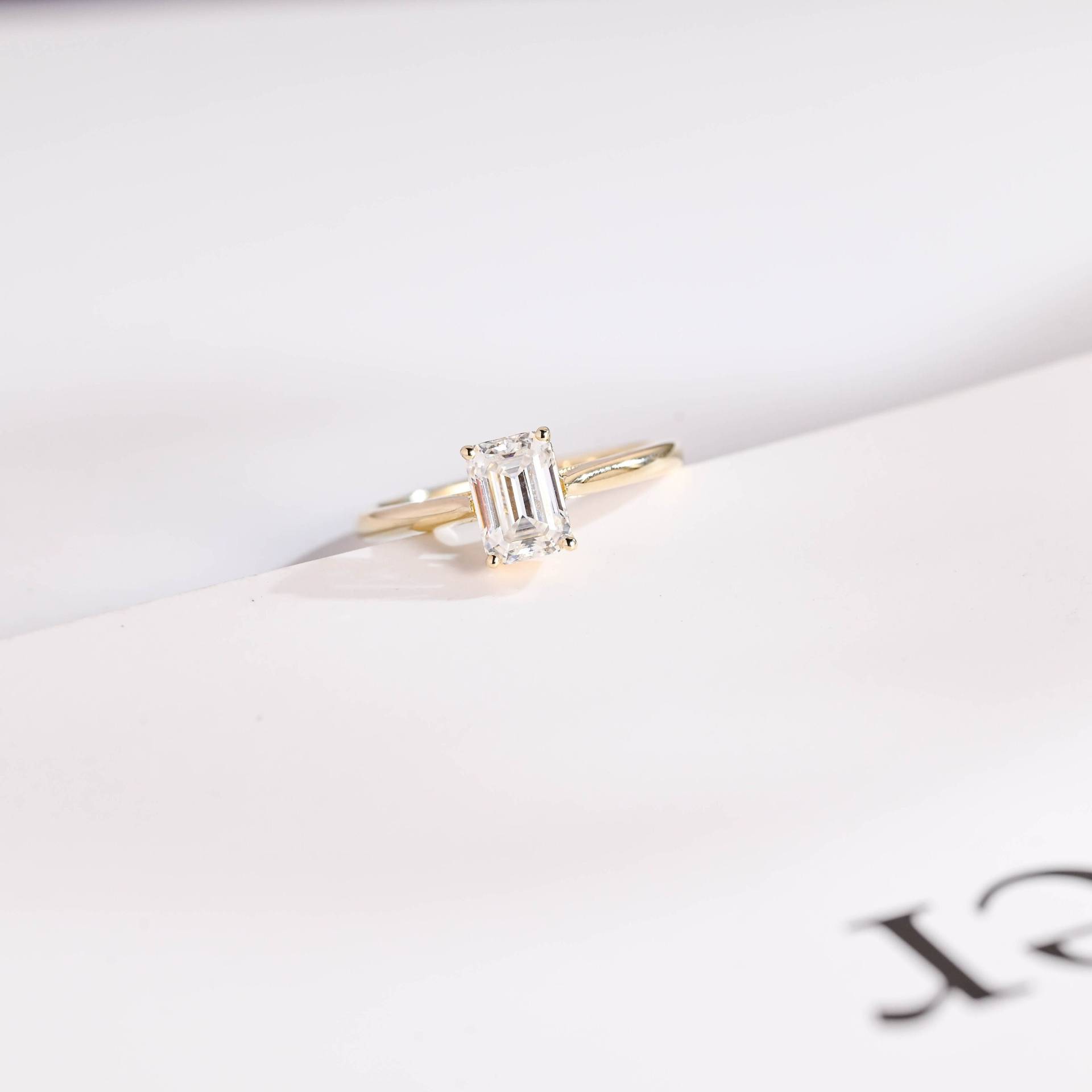 9K/14K 18K Massivgold Minimalist Moissanite Verlobungsring Jubiläumsgeschenk Versprechen Ring Für Frauen Geschenk Zum Valentinstag von RareSparklesCo