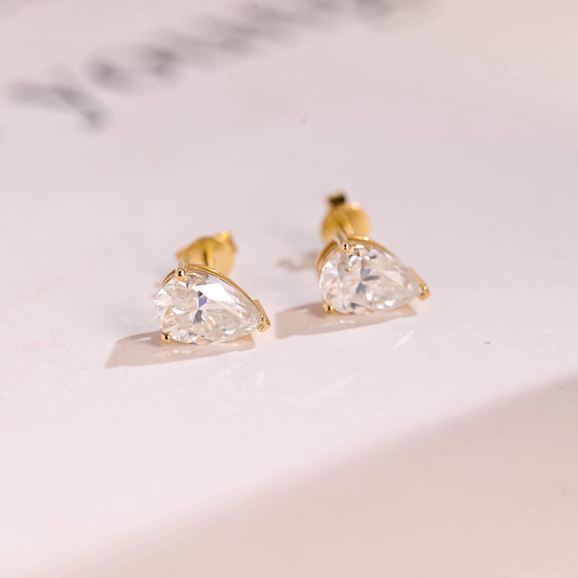 9K/14K 18K Massivgold Tägliche Dainty Pear Cut Moissanite Ohrstecker Jahrestagsgeschenk Für Frauen Tear Drop Ohrringe Geschenk Sie von RareSparklesCo