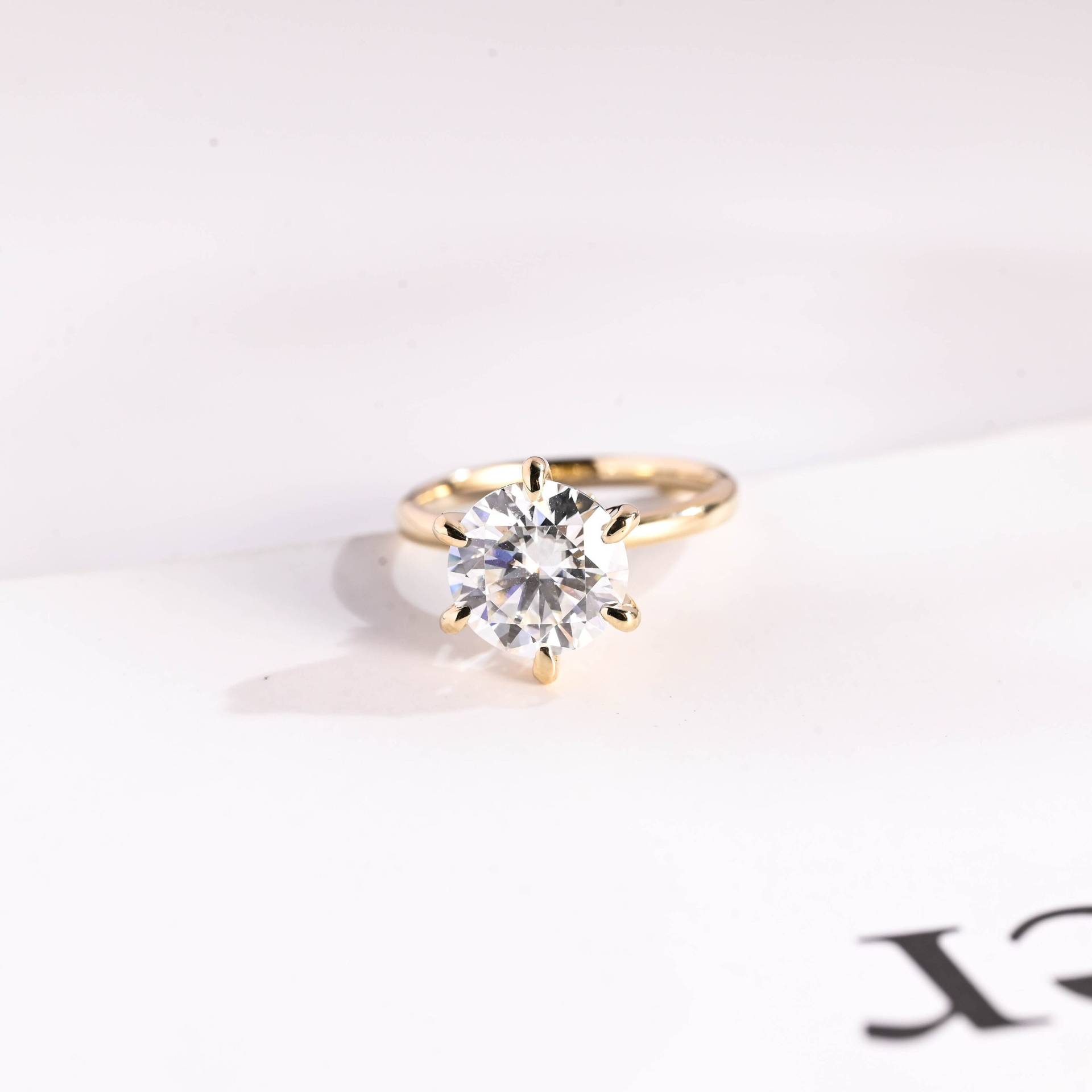 9K/14K 18K Solid Gold Rundschnitt Moissanite Verlobungsring Mit Verstecktem Heiligenschein Jahrestagsgeschenk Versprechen Ring Für Frauen von RareSparklesCo