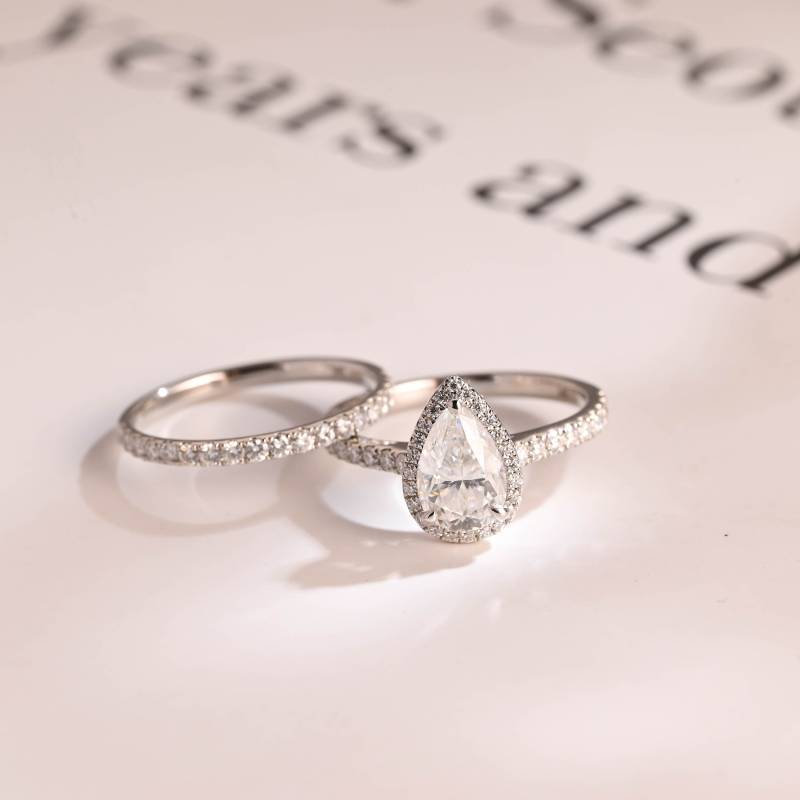 Halo Birne Moissanite Ehering Set, Halbe Ewigkeit Verlobungsring Brautsets, Jubiläumsgeschenk, Versprechen Ring Für Sie von RareSparklesCo