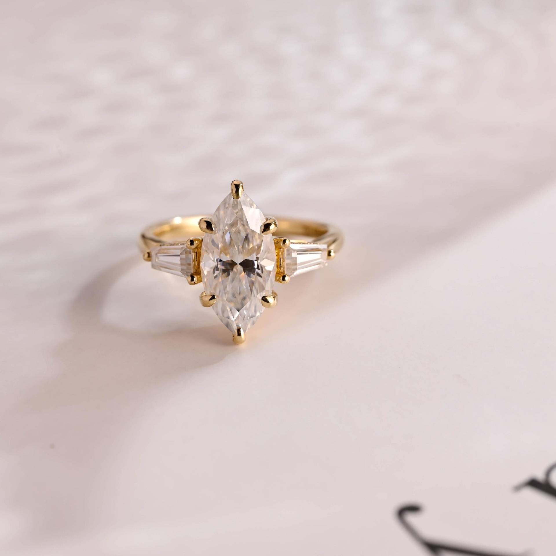 Igi-Zertifizierter Marquise-Diamant-Verlobungsring, Massives Gold D/Vs1-Diamant-Drei-stein-Versteckter Halo-Versprechensring, Jubiläumsgeschenk Igi-Zertifizierter Marquise-Diamant-Verlobungsring, Massives Gold D/Vs1-Diamant-Drei-stein-Versteckter Halo-Versprechensring, Jubiläumsgeschenk von RareSparklesCo