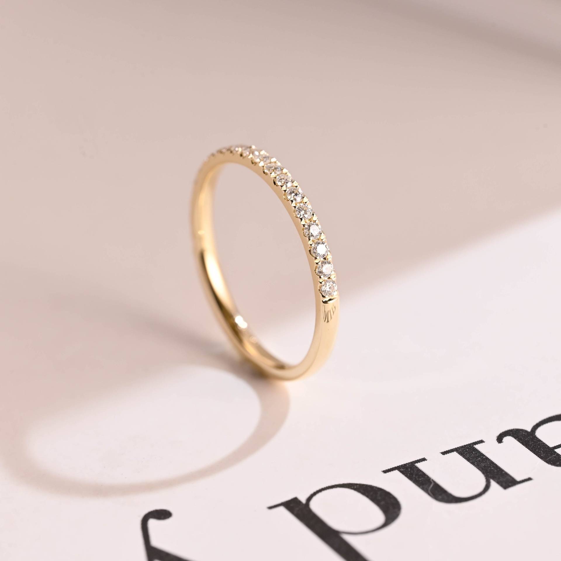 Runder Moissanit Halb Pave Ehering/9K 14K 18K Solid Gold Versprechen Ring Für Sie Jahrestag Geschenk Frauen von RareSparklesCo