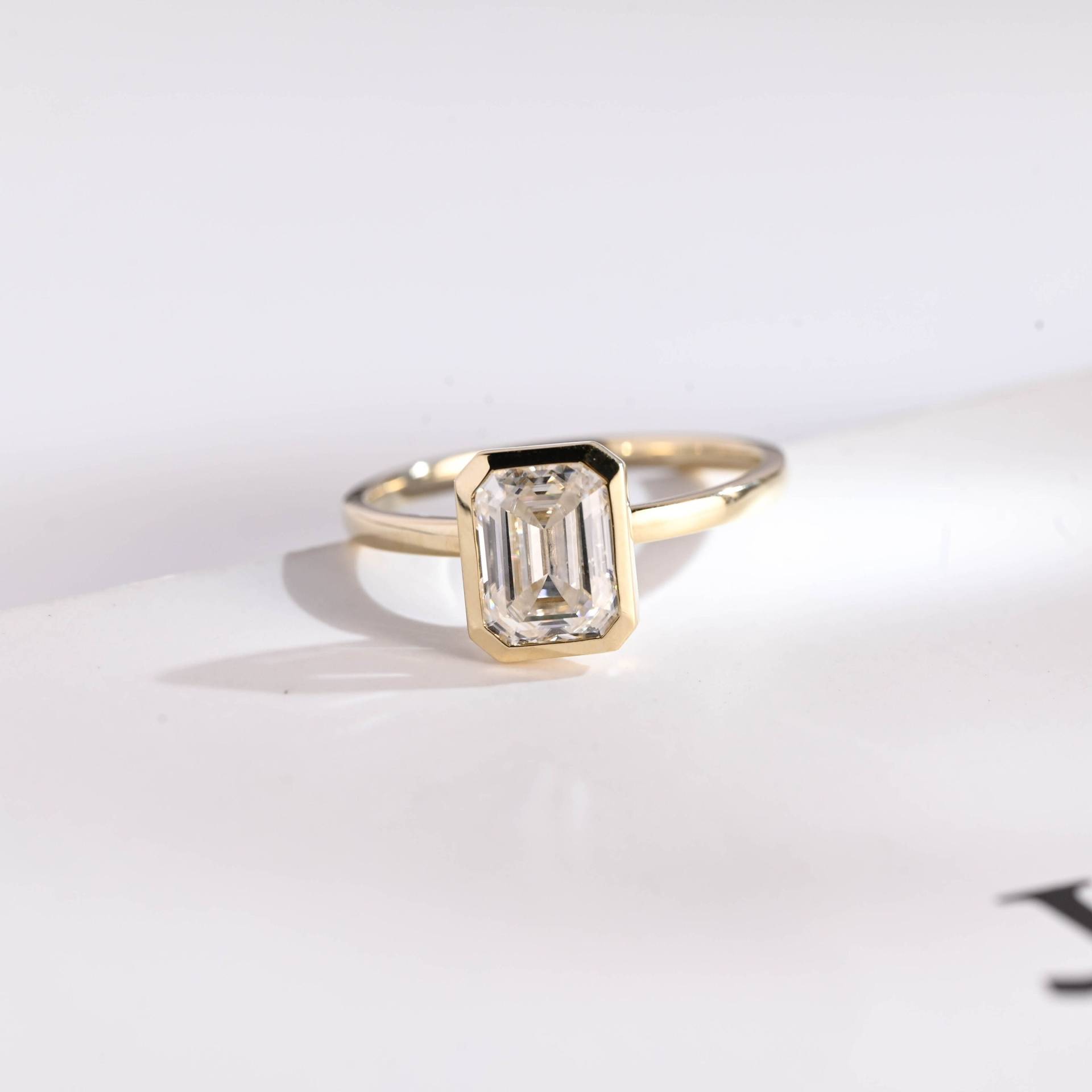 Solid Gold Moissanite Smaragd Cut Lünette Verlobungsring/Jubiläumsgeschenk Vorschlag Ring Für Frauen Weihnachtsgeschenk Sie von RareSparklesCo