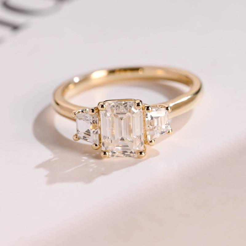 Solid Gold Moissanite Verlobungsring Smaragd Geschnitten Mit Trapez/Ehering Jahrestag Geschenk Versprechen Ring Für Sie, Frauen, Frau von RareSparklesCo