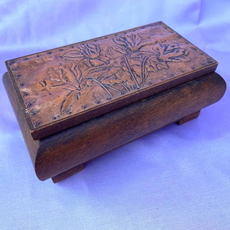 Antikes, Handgefertigtes Jugendstil Schmuckkästchen. Kupfer Repousse Auf Holz Mit Iris von RareThingsOfBeauty