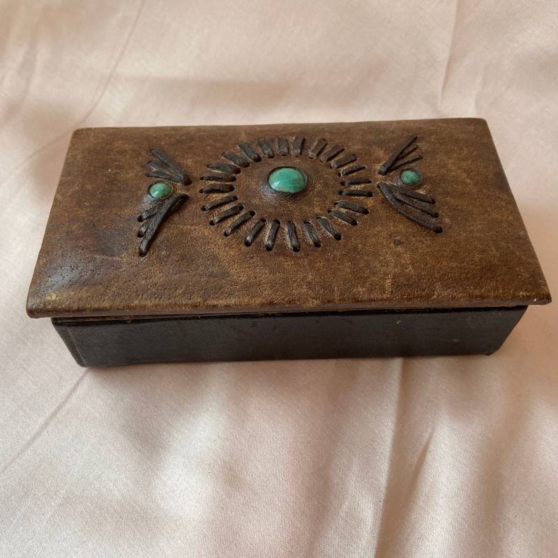 Kleine Rechteckige Vintage-Schmuckschachtel Aus Echtleder Mit Halbedelsteinen Im Klappdeckel. Boho-Schmuckkästchen, -Schatulle Indien von RareThingsOfBeauty