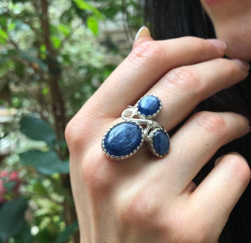 Blauer Kyanit Ring, Natürlicher Silber Blumenring, Vintage Statement Artisian Selten Von Adina von RarebyAdinaStone