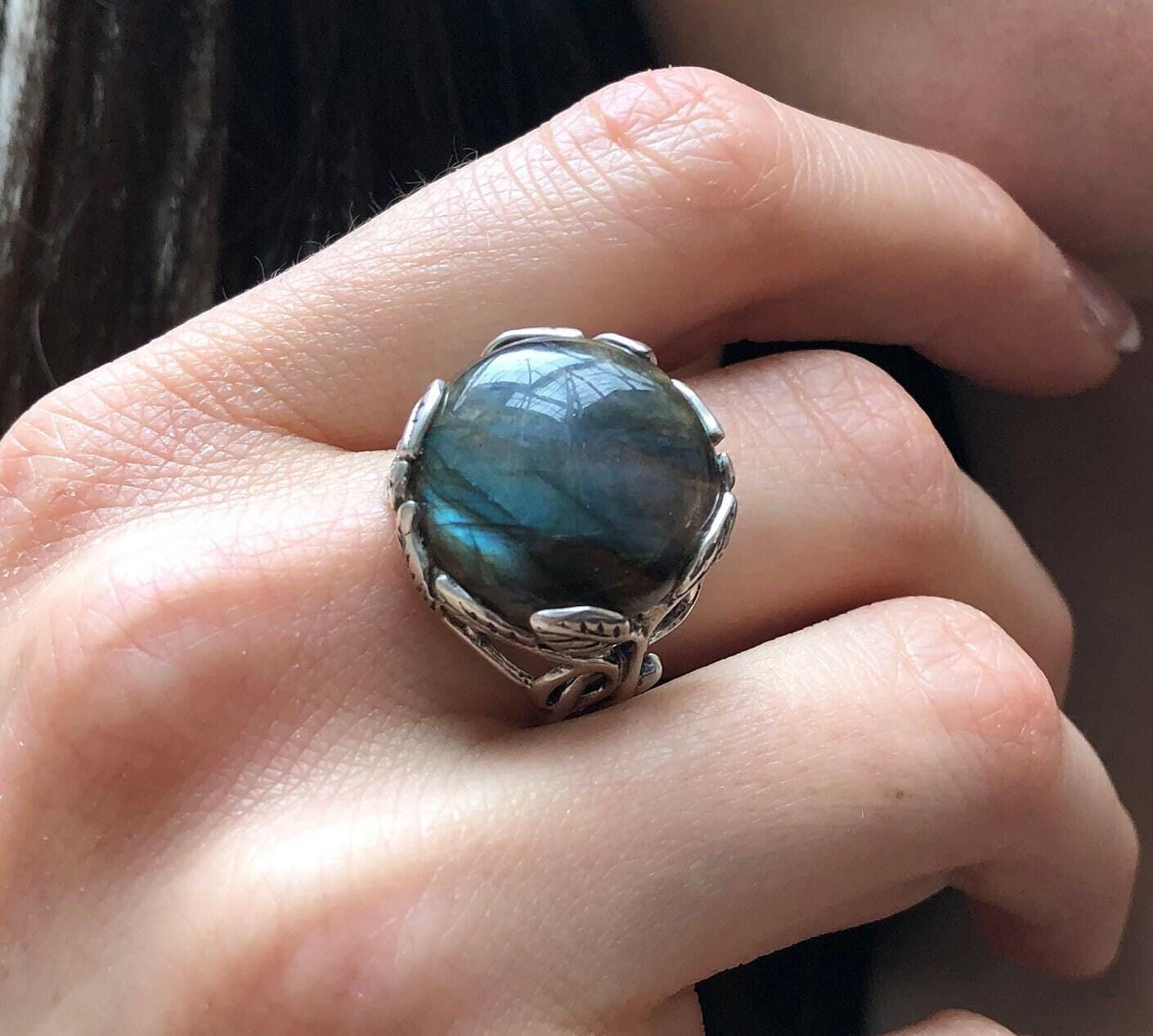 Labradorit Ring, Natürlicher Labradorit, Blattsilberring, Schwarzer Runder Statementring, Dunkler Blumenring, Blattring, Massiver Silberring von RarebyAdinaStone