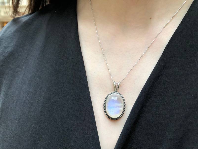 Mondstein Anhänger, Natürlicher Regenbogen Mondstein, Blauer Silber von RarebyAdinaStone