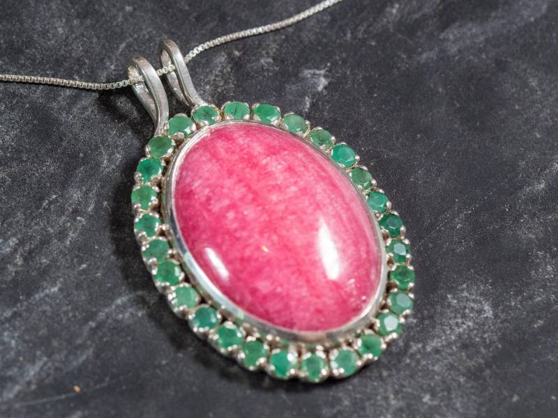 Rhodochrosit Anhänger, Smaragd Statement Großer Einzigartiger Edelsteine Geburtsstein Natursteine von RarebyAdinaStone