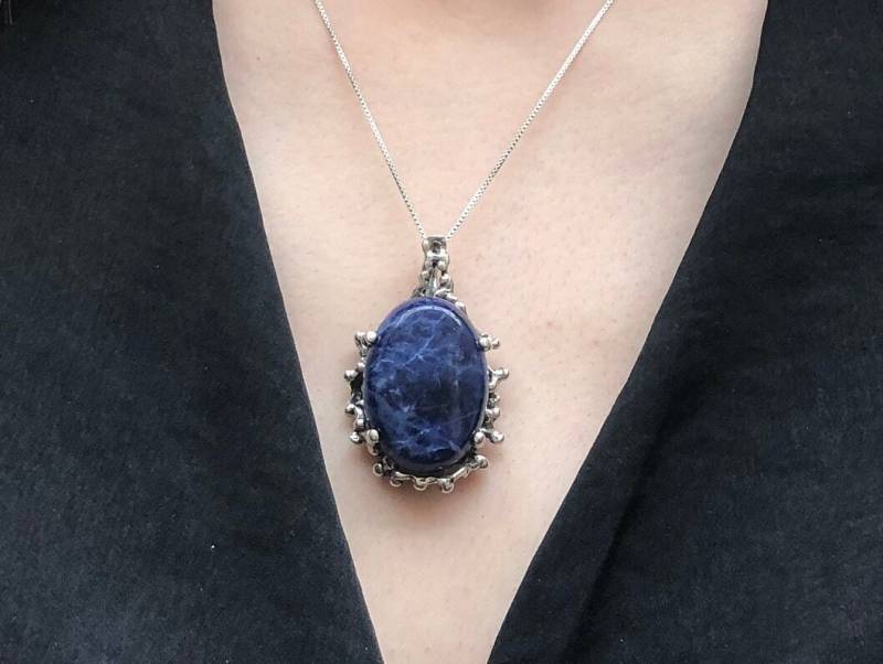 Sodalith Anhänger, Natürlicher Sodalith, Blauer Boho Statement Raw Design, Oval Blauer Stein Massiver Silber Anhänger von RarebyAdinaStone