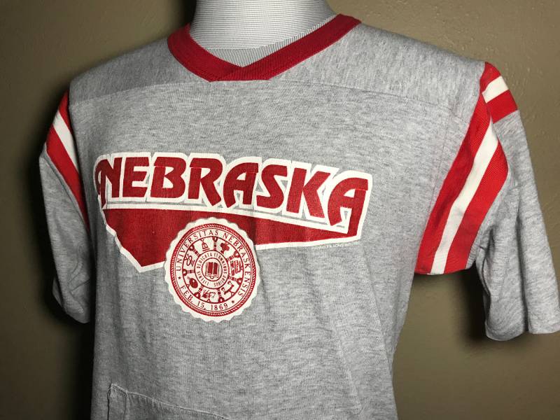 Vintage 80Er Nebraska Cornhuskers V-Necked T-Shirt Größe M Medium von RareshirtVintage