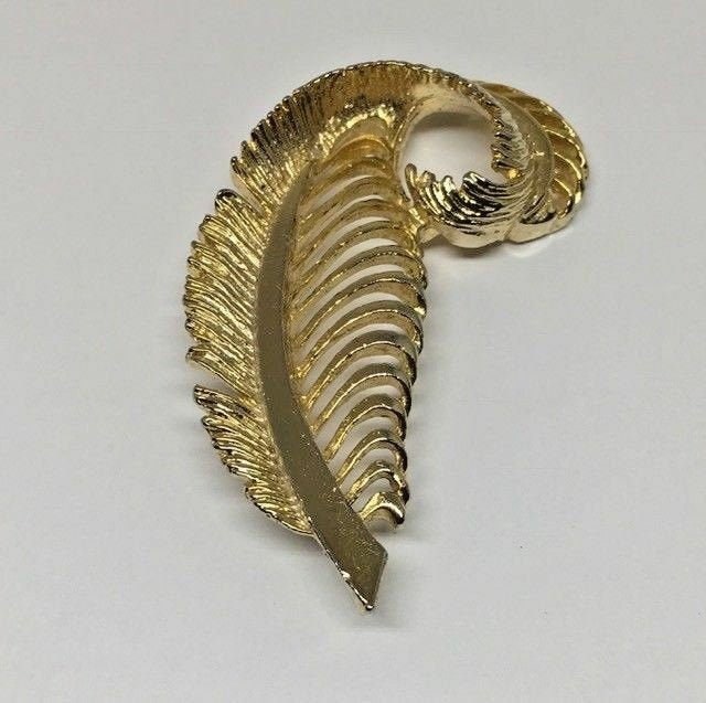 Gerry's Signierte Wunderliche Gewellte Texturierte Feder Design Gold Ton Brosche Pin von RarestFindsBoutique