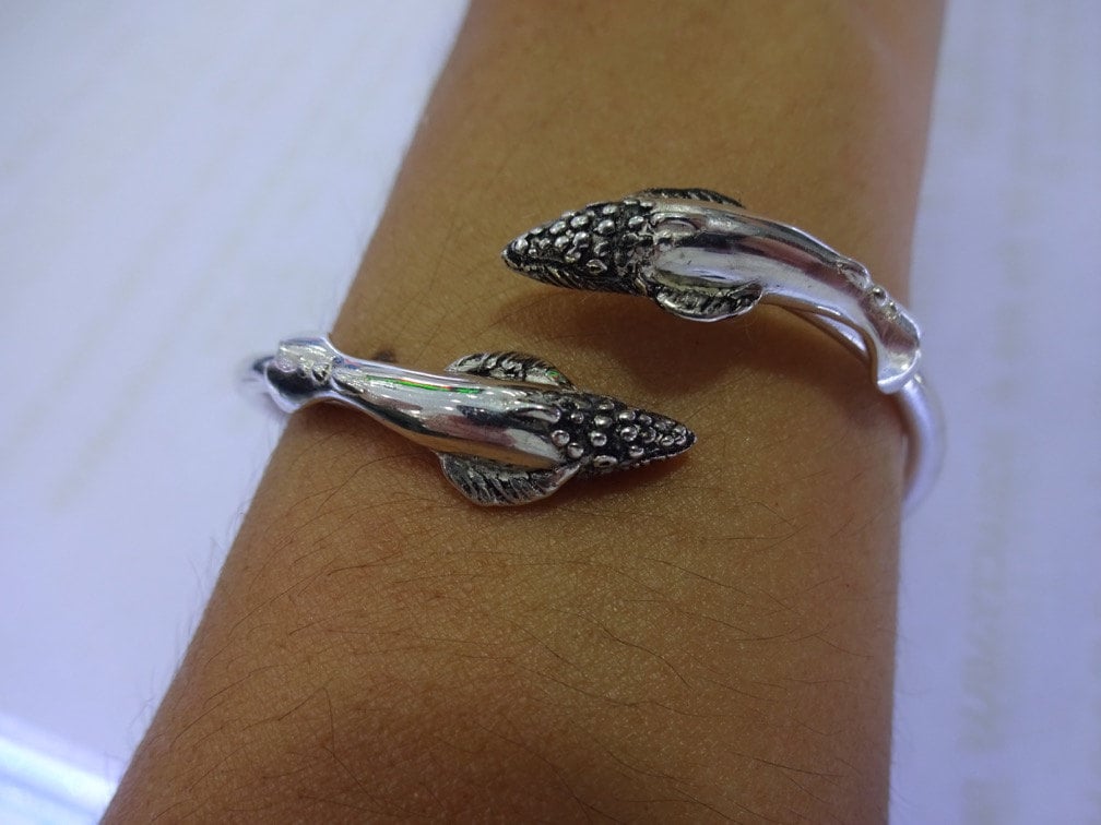 Handgemachtes Sterling Silber Buckelwal Armband, Verstellbares Flex Band von RasnickJewelry