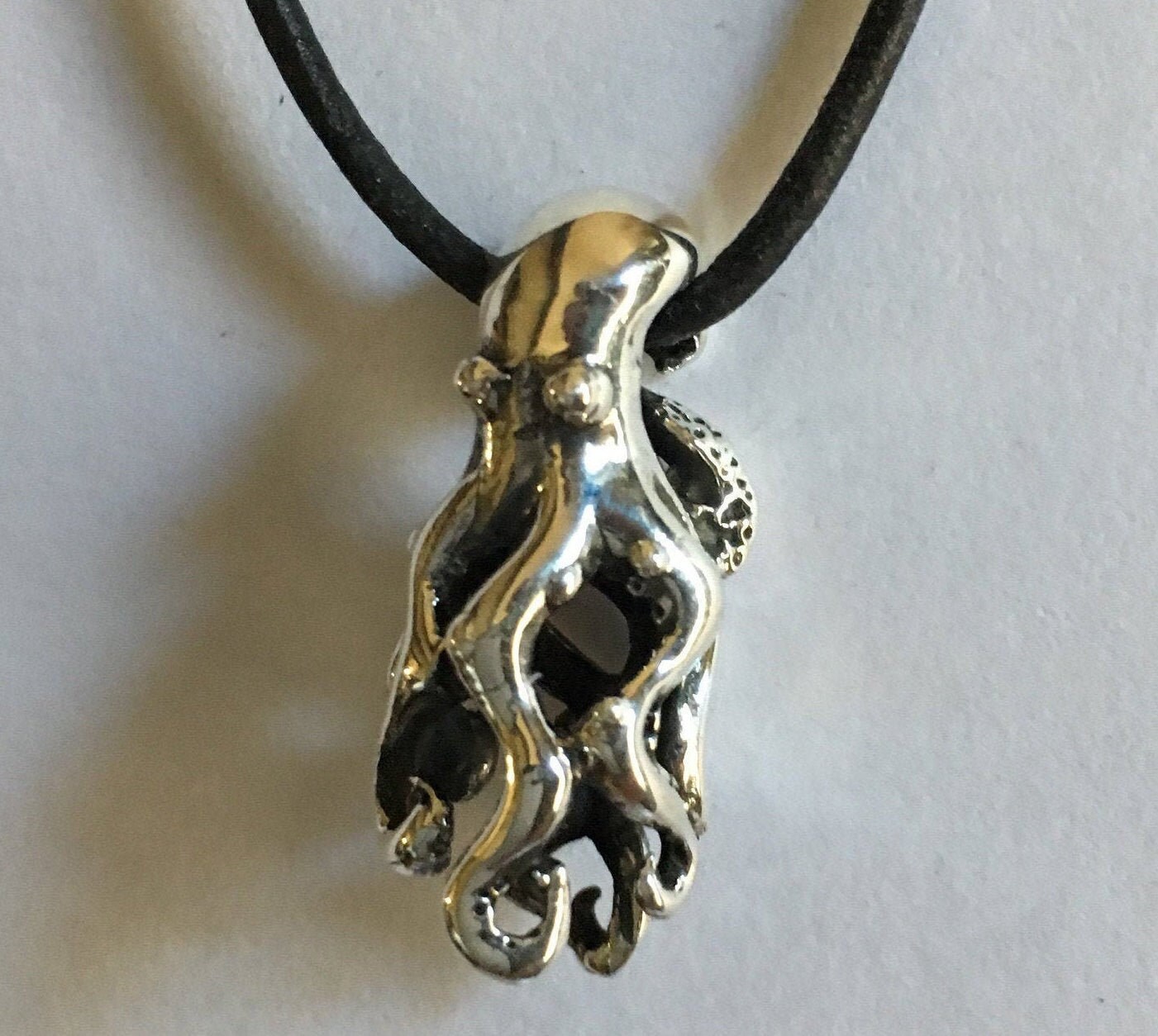 Kleiner Sterling Silber Oktopus Anhänger, Tentakel Halskette von RasnickJewelry