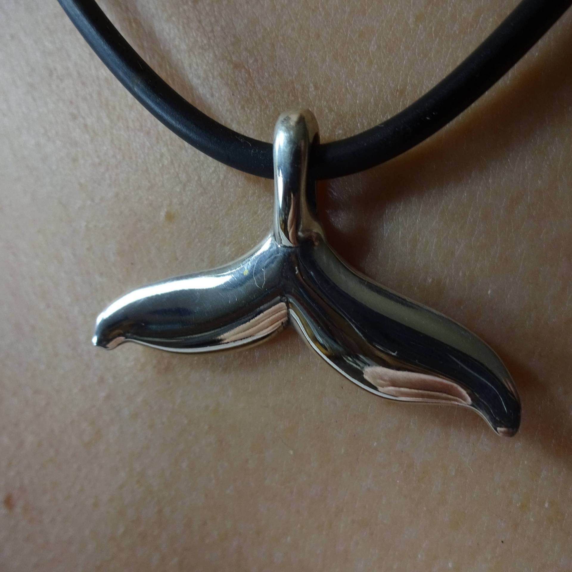 sterling Silber Whale Tail Anhänger Halskette, Lederband von RasnickJewelry