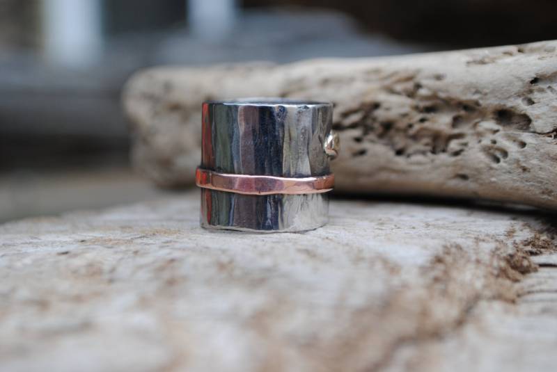 Handgeschmiedeter Ring Aus Edelstahl Mit Kupfer Detail Handgeschmiedeter Ring Aus Edelstahl Mit Kupfer Detail von RaspLifestyle