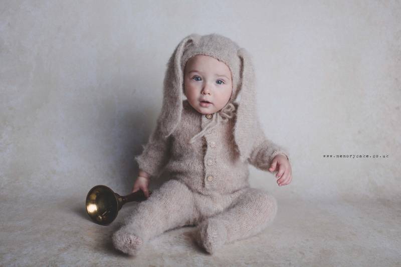 Gestricktes Baby Hasen Outfit Alpaka Strampler Und Mütze, Newborn Photo Prop von RasvitaKrafts