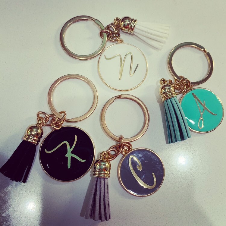 Ausverkauf Monogramm Schlüsselanhänger W/Quaste | Brautjungfer Vorschlag-Geschenk-Box Keychain Geschenk Personalisierte Goldener Schlüssel von RatherFancyDesigns