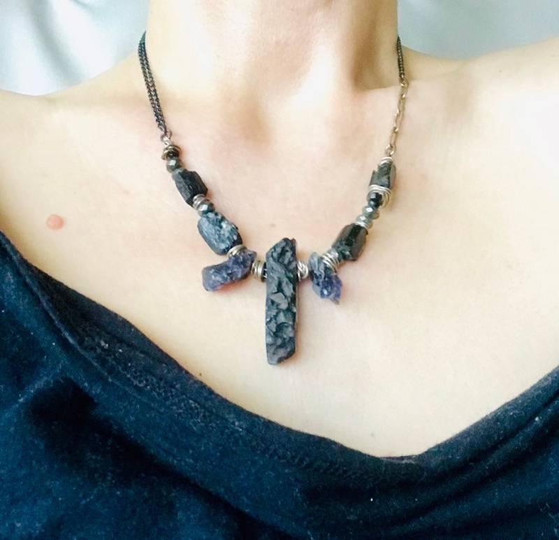 Edelstein Halskette Schwarzer Turmalin Iolite Spinell Pyrit Brutal Ooak Edelstein Halskette Schwarzer Turmalin Iolite Spinell Pyrit Brutal Ooak von RatnaRaniBracelets