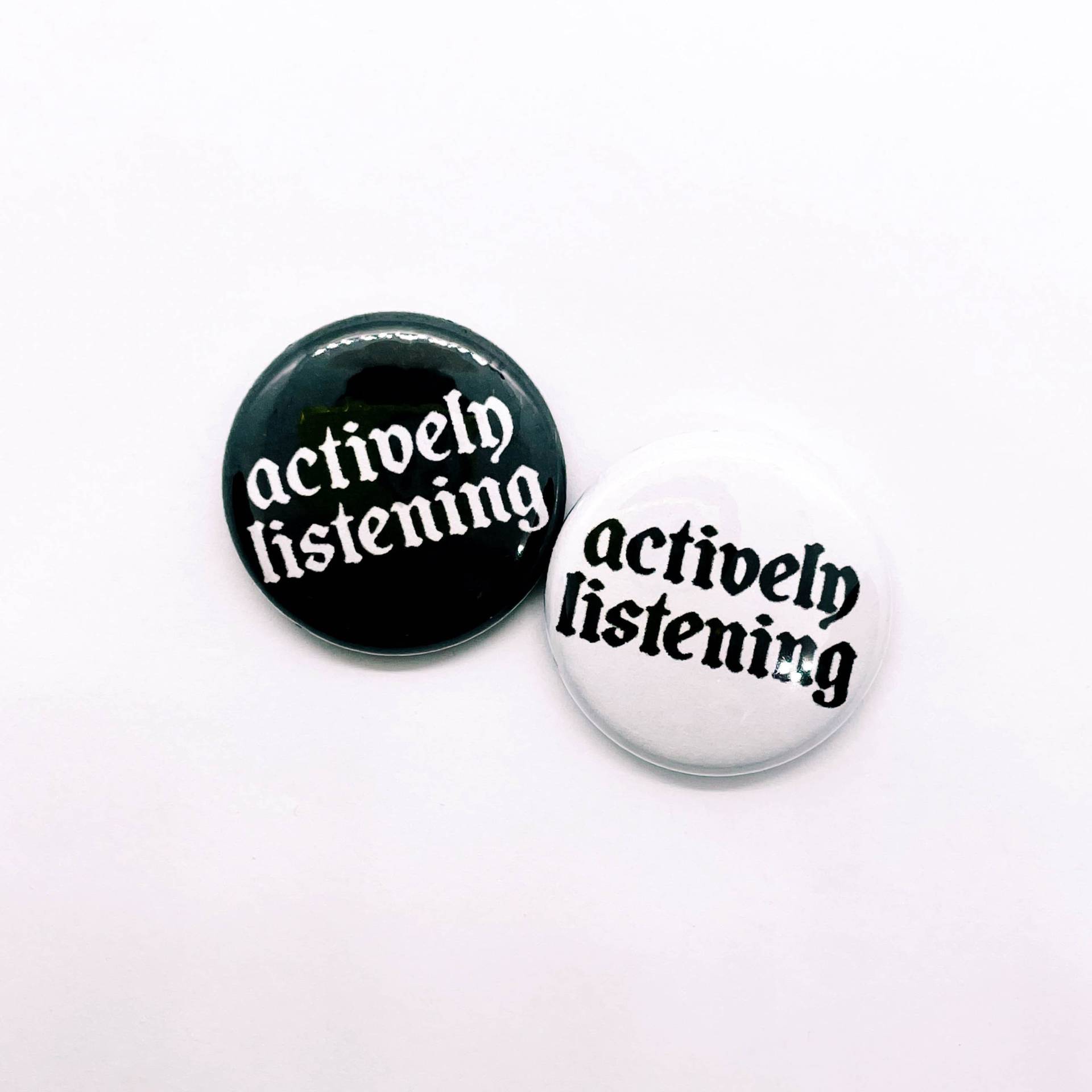 Aktiv Zuhören Knopf - Introvertierte Eisbrecher Knöpfe Serie 1 Zoll Buttons von RattlingBonesStudio