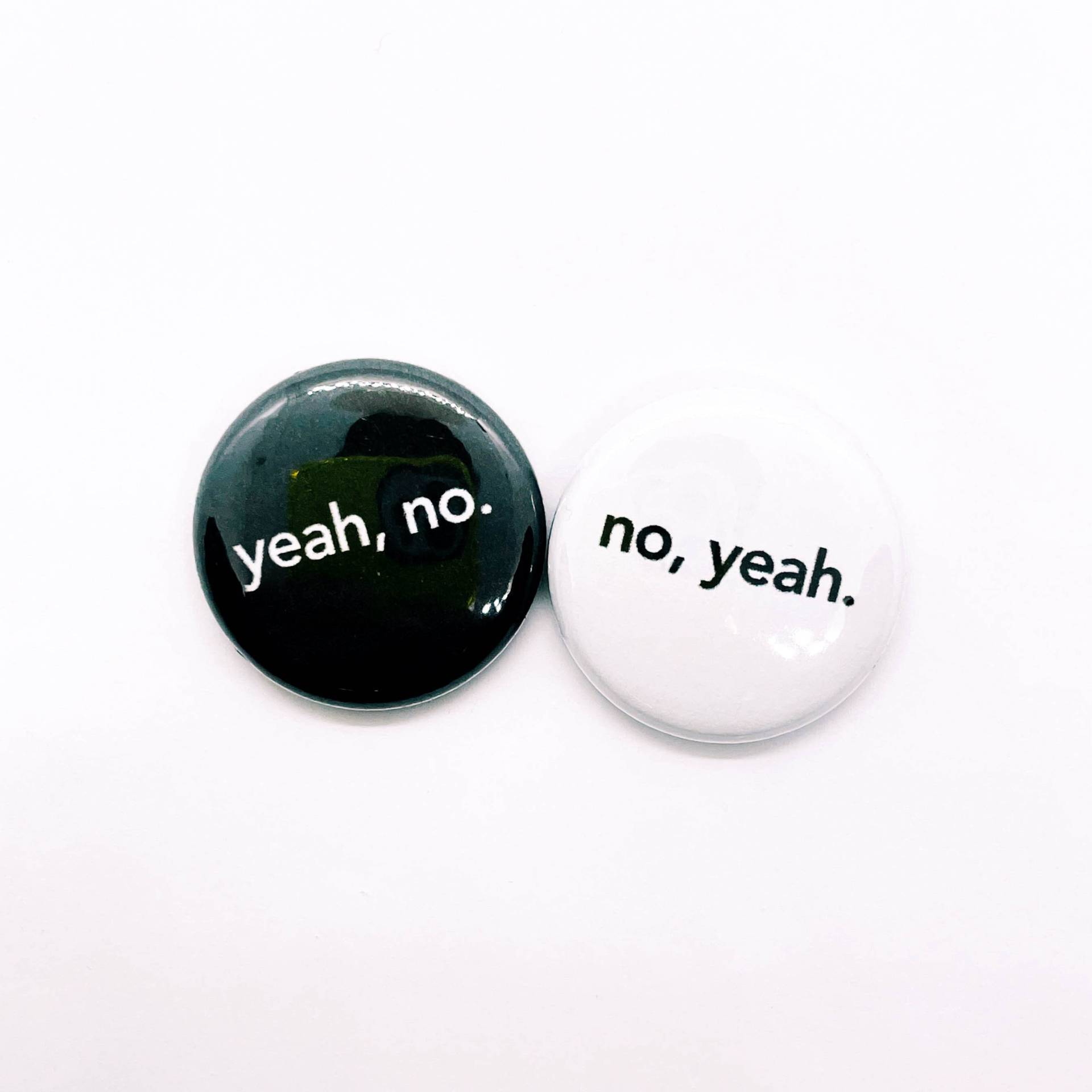 Yes, No & No, Yes Buttons - Introvertierte Eisbrecher Knöpfe Serie 1 Zoll von RattlingBonesStudio