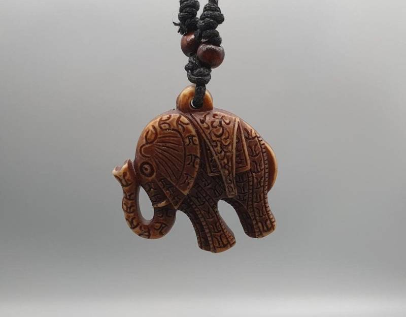 Anhänger Elefant Braun Mit Band Polyresin von RauchundOel