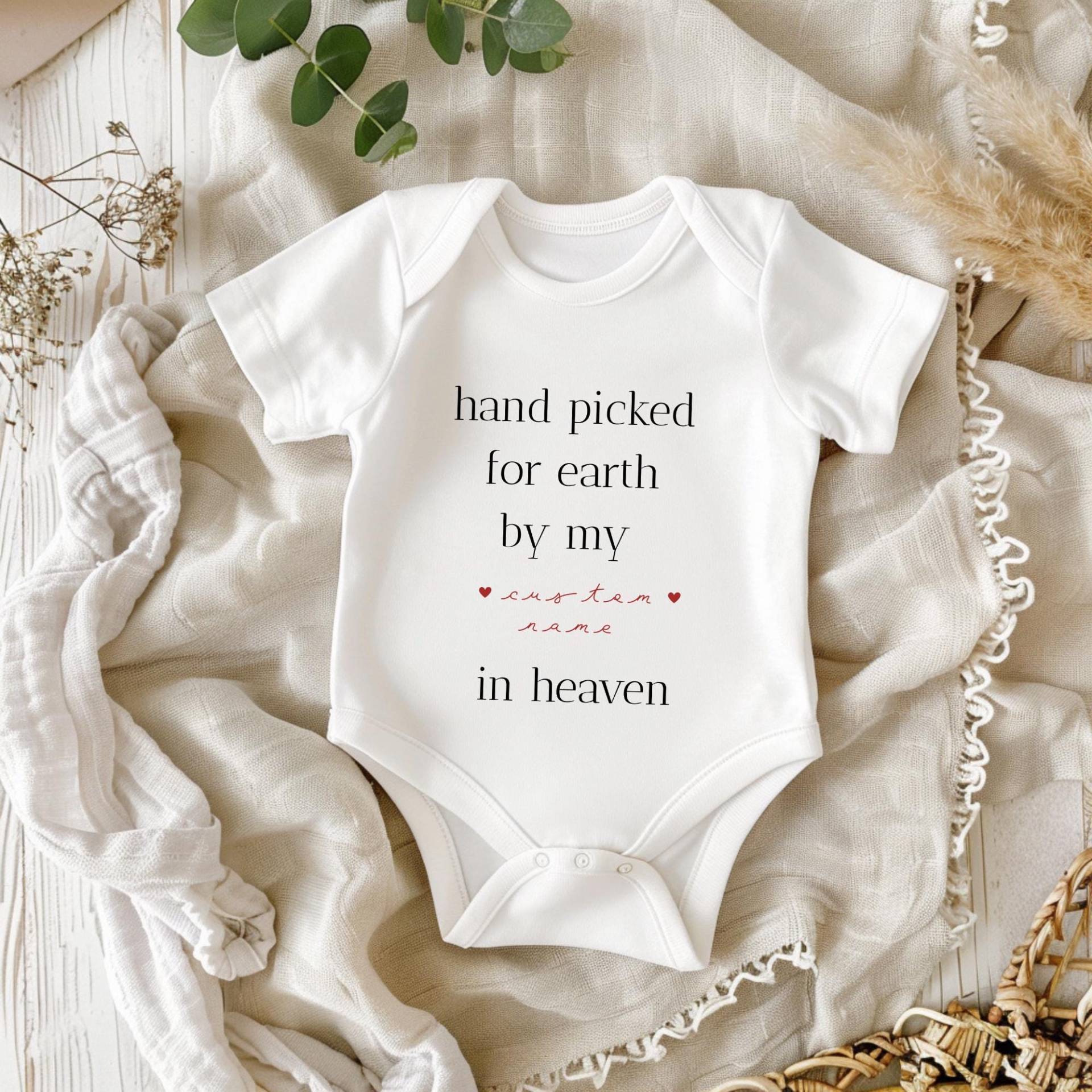 Personalized Baby Bodysuit - Hand Picked For Earth By My Angel in Heaven Memorial Gift Custom Name Onesie Gedenk Body Personalized Baby Bodysuit - Hand Picked For Earth By My Angel in Heaven Memorial Gift Custom Name Onesie Gedenk Body von RaupeTee