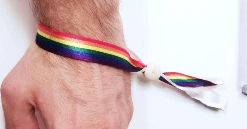Regenbogen Armband Aus Recyceltem Pet Mit Holzperle/Lgbtq+ Flagge Pride von Rauschkomplex