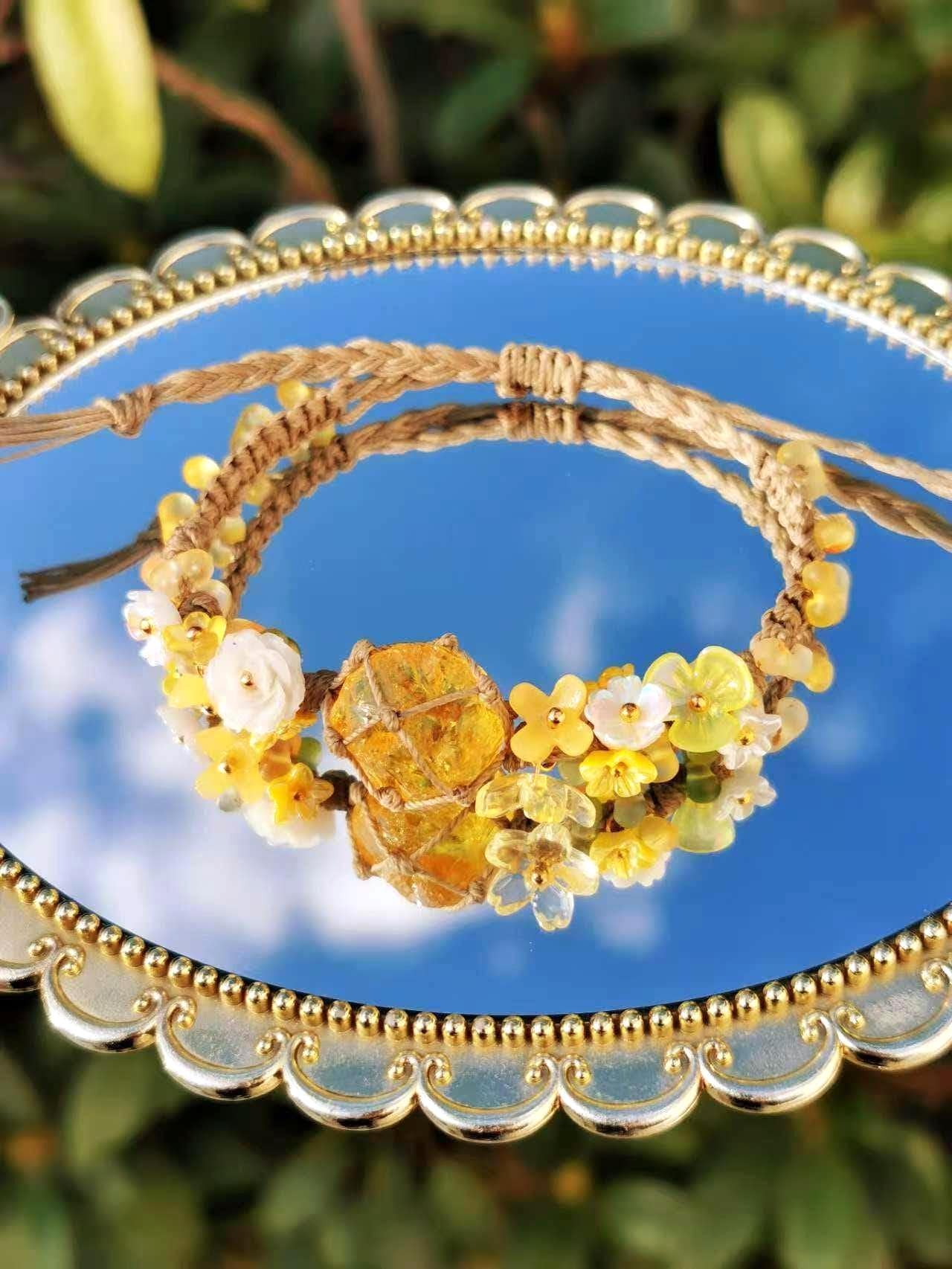 Cottagecore Osmanthus Honig Glasstein Armband - Handgemachter Makramee Feen Schmuck, Garten Nymphe Ästhetik von RavenAndStones