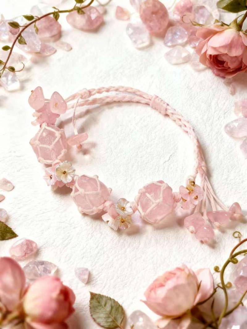 Klassik Fairycore Armband Rosenquarz Mit Weißen Und Zart Rosa Blumen - Handgemachter Makramee Fee Schmuck, Coquette Nymphe Ästhetik von RavenAndStones