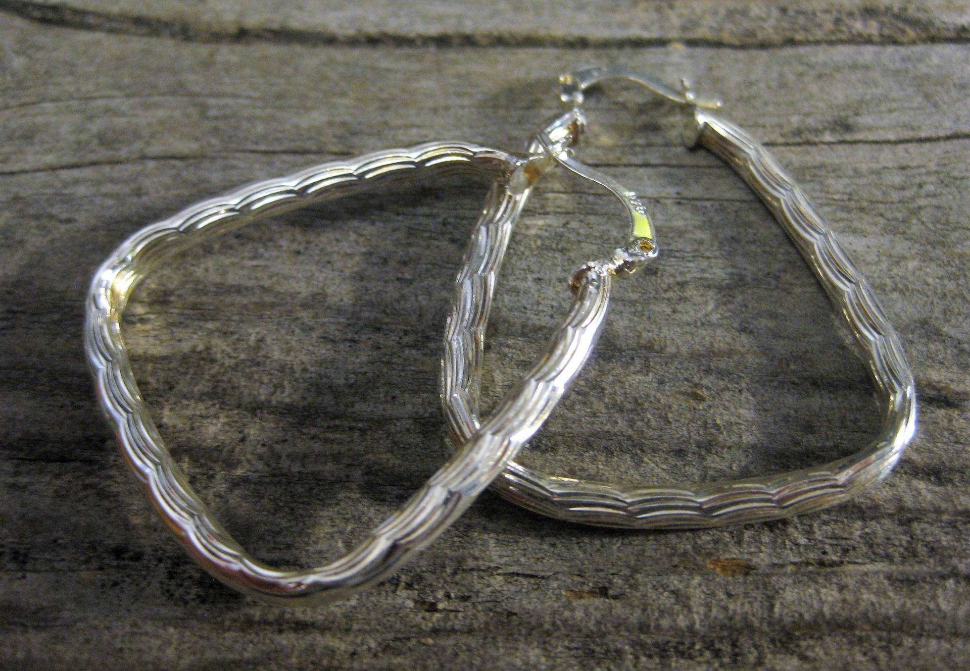 1 1/2 Zoll Dreieckige Strukturierte Hoop Ohrringe, Sterlingsilber. Große Helle Optik, Aber Bequem & Leicht Zu Tragen von RavenHillArt