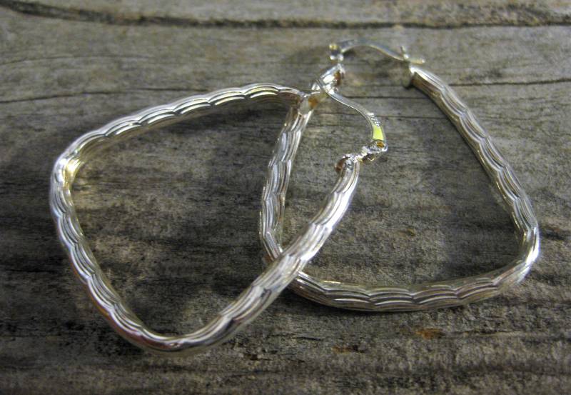1 1/2 Zoll Dreieckige Strukturierte Hoop Ohrringe, Sterlingsilber. Große Helle Optik, Aber Bequem & Leicht Zu Tragen von RavenHillArt