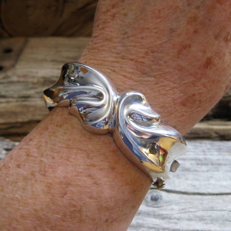 2, 5 cm Breites Hinged Bangle Armband Aus Sterlingsilber Mit Bandmotiv von RavenHillArt