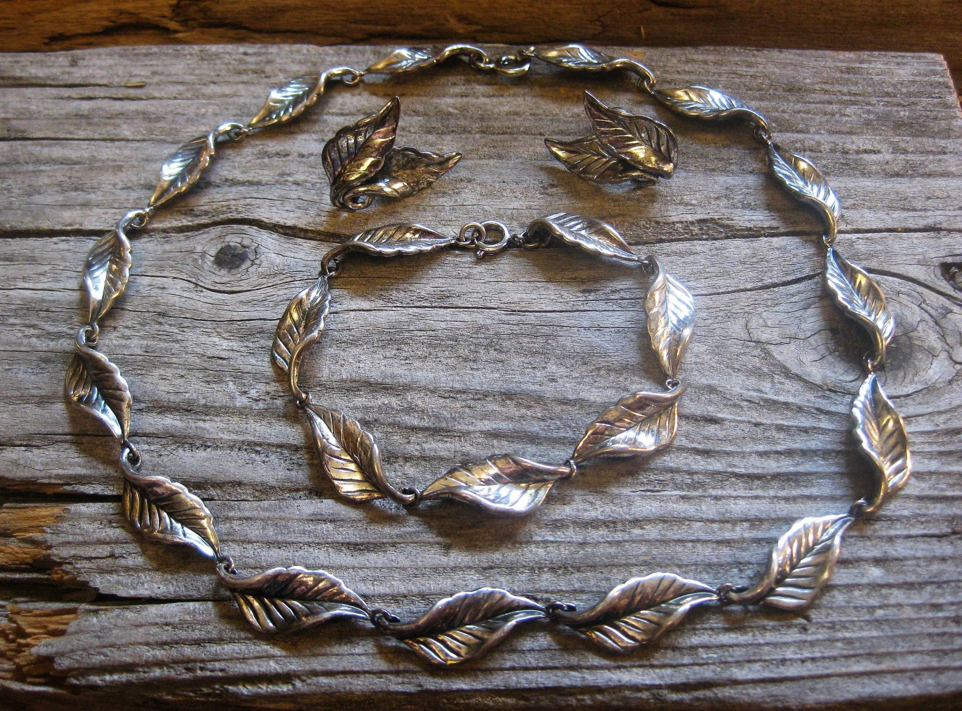 Ca. 1950 Danecraft 3 Pc Parure Set, Sterling Halskette, Schraube Zurück Ohrringe & Armband in Dimensionalen Blatt Motiv. Mitte Des Jahrhunderts von RavenHillArt