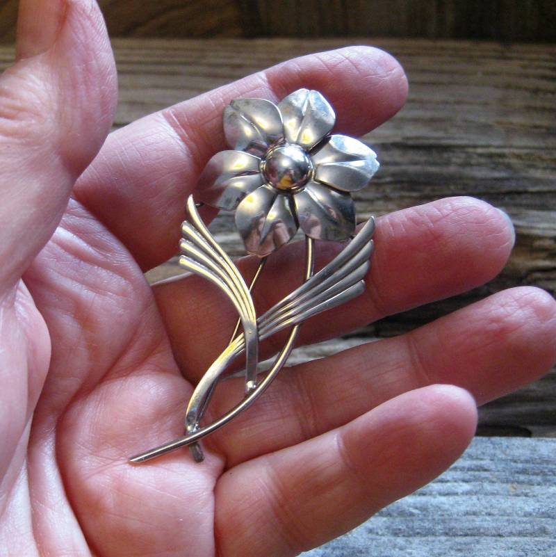 Ca.1940-50 Große 6 3/4 "Brosche, Sterling Silber Blüte Daisy Boutonnière. Erkennbare Qualität Mid Century Vintage Sammlerstück. Jacke Pin von RavenHillArt