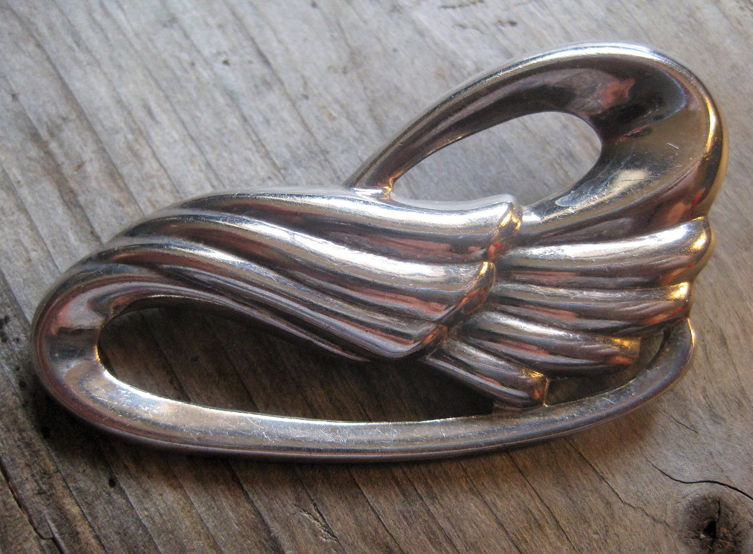 Dimensionale Florale Swirl Brosche Sterling Silber Anstecknadel, Art Deco Jugendstil. Robustes Vintage Signatur Stück in Alltagsqualität von RavenHillArt