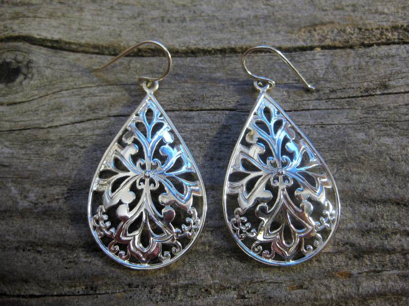 Große 1 7/8" Sterling Teardrop Ohrringe, Florales Rankenblatt Motiv. Groß, Hell, Glänzend, Perfekt Wiegt Und Angenehm Zu Tragen von RavenHillArt