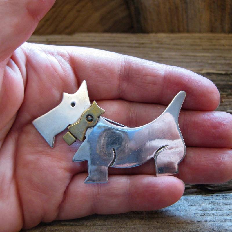 Mid Century Sterling Scottie Dog Brosche Mit Messingbogen-Kragenakzent. Gepunzt Taxco Sammlerstück. Schwereres Stück Für Einen Mantel Oder Eine Jacke von RavenHillArt