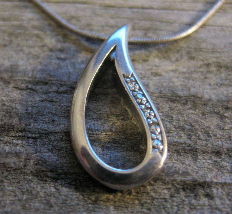 Retro Diamond Akzent Sterling Teardrop Anhänger Schieber, 18 Zoll Schlangenkette. Hübsches Jeden Tag Signaturstück, Dezente Eleganz von RavenHillArt