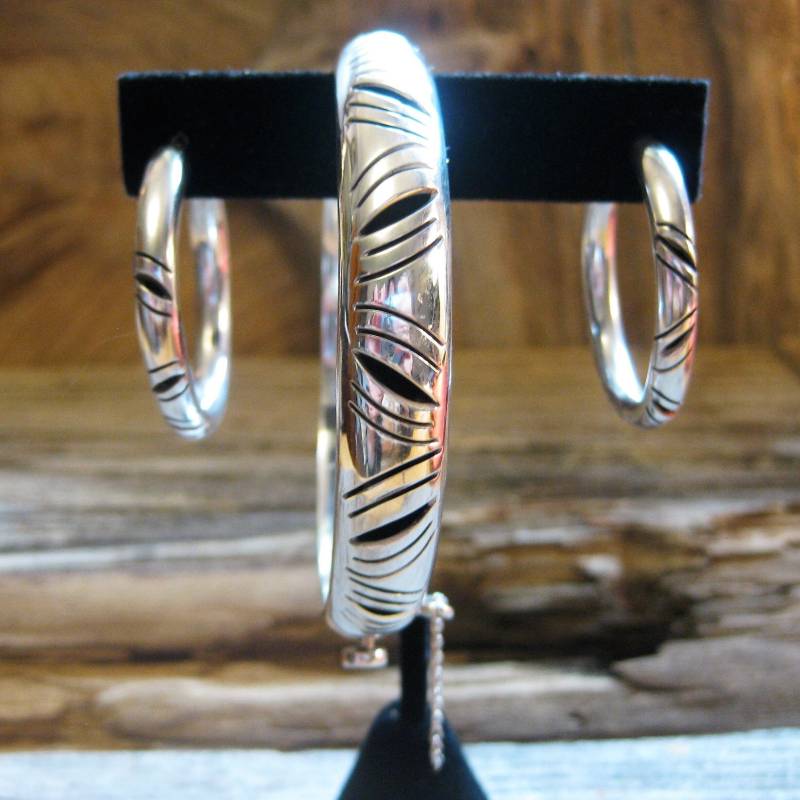 Stabiles Klapp-Armband & Creolen-Ohrringe 2-Teiliges Set. Sterling Silber, Details Aus Dem Shadowbox-Ausschnitt. Edel Mit Einem Kantigen von RavenHillArt