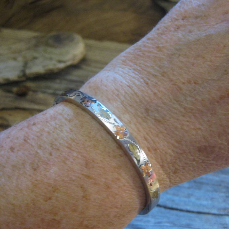 sterling-Armreif-Armband, Schiebescharnier Öffnet Sich Von 7 1/4 "Bis 8 3/4" Zum Einfachen Anziehen. Handgravierte Blumen Mit Gelb - Und von RavenHillArt