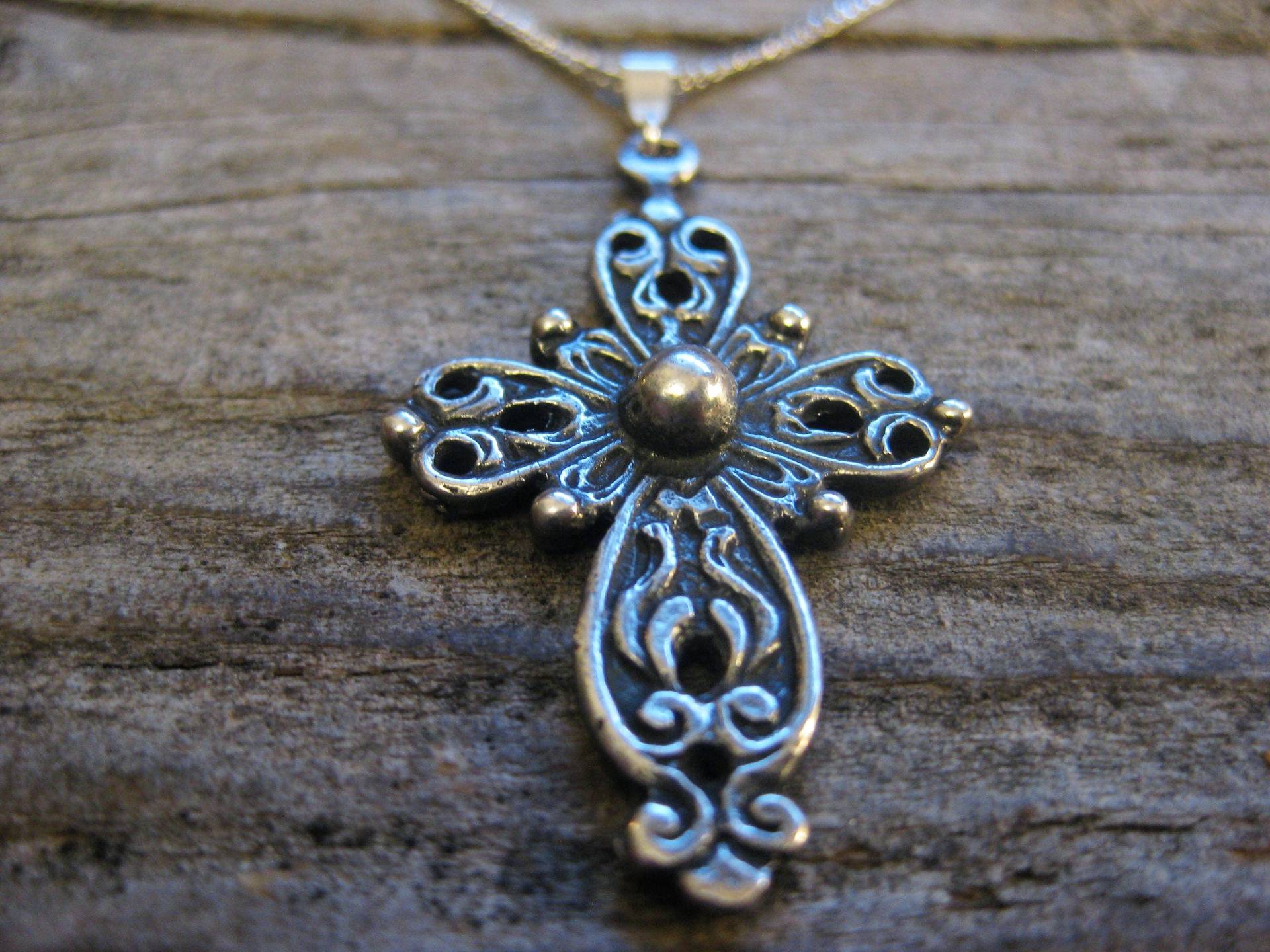 sterling Kreuz Kruzifix Halskette, 1 3/4", 18-Zoll-Kette, Schönen Gewicht, Raffinierte Design-Details. Hübsches Vintage Christian Schmuck von RavenHillArt