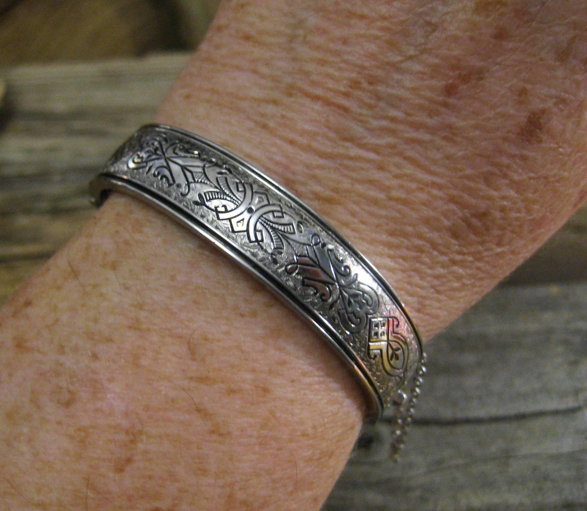 sterling Scharnier Armreif Mit Einer Sicherheitskette, 7 Inch X 1/2 Breit. Wunderschön Handgefertigt, Einzigartiges Design. Retro Vintage Chic von RavenHillArt