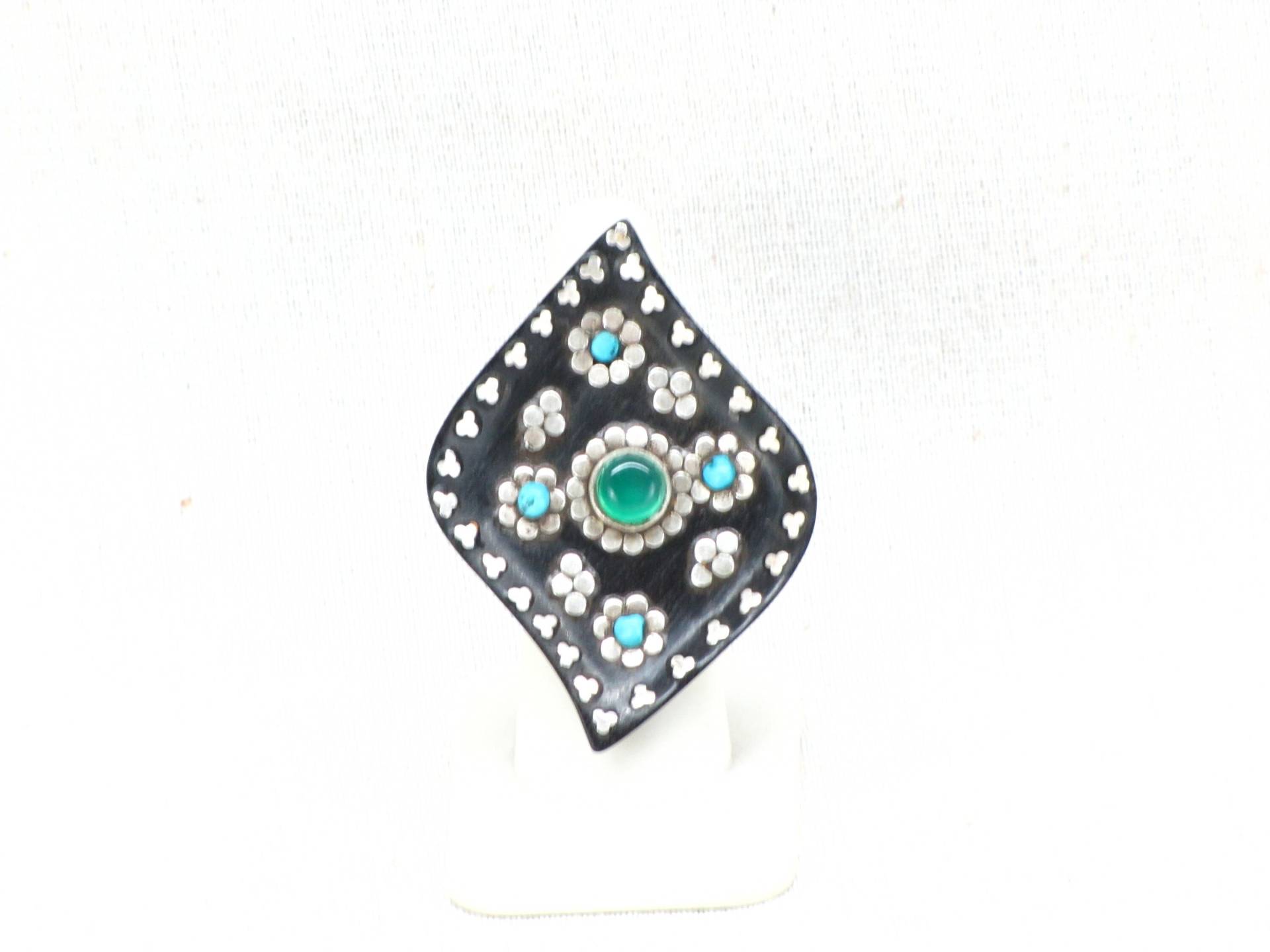 Große Einzigartige Design Rajasthan Indien Hand Geschnitzt Ebenholz Holz Ring Grün Onyx Cabochon Türkis Akzente Silber Inlay von RavenHouseVintage99