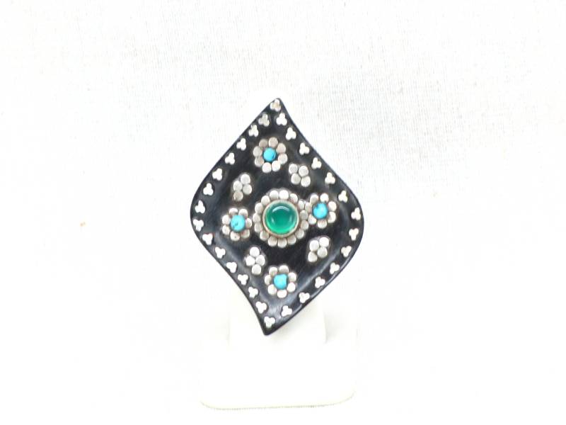 Große Einzigartige Design Rajasthan Indien Hand Geschnitzt Ebenholz Holz Ring Grün Onyx Cabochon Türkis Akzente Silber Inlay Große Einzigartige Design Rajasthan Indien Hand Geschnitzt Ebenholz Holz Ring Grün Onyx Cabochon Türkis Akzente Silber Inlay von RavenHouseVintage99