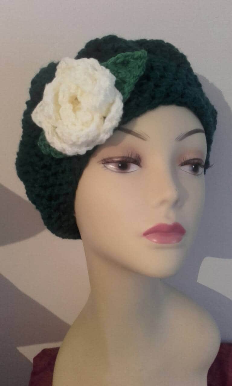 Dicke Baskenmütze Damen Winter Mit Rose von RavenMaddBoutique