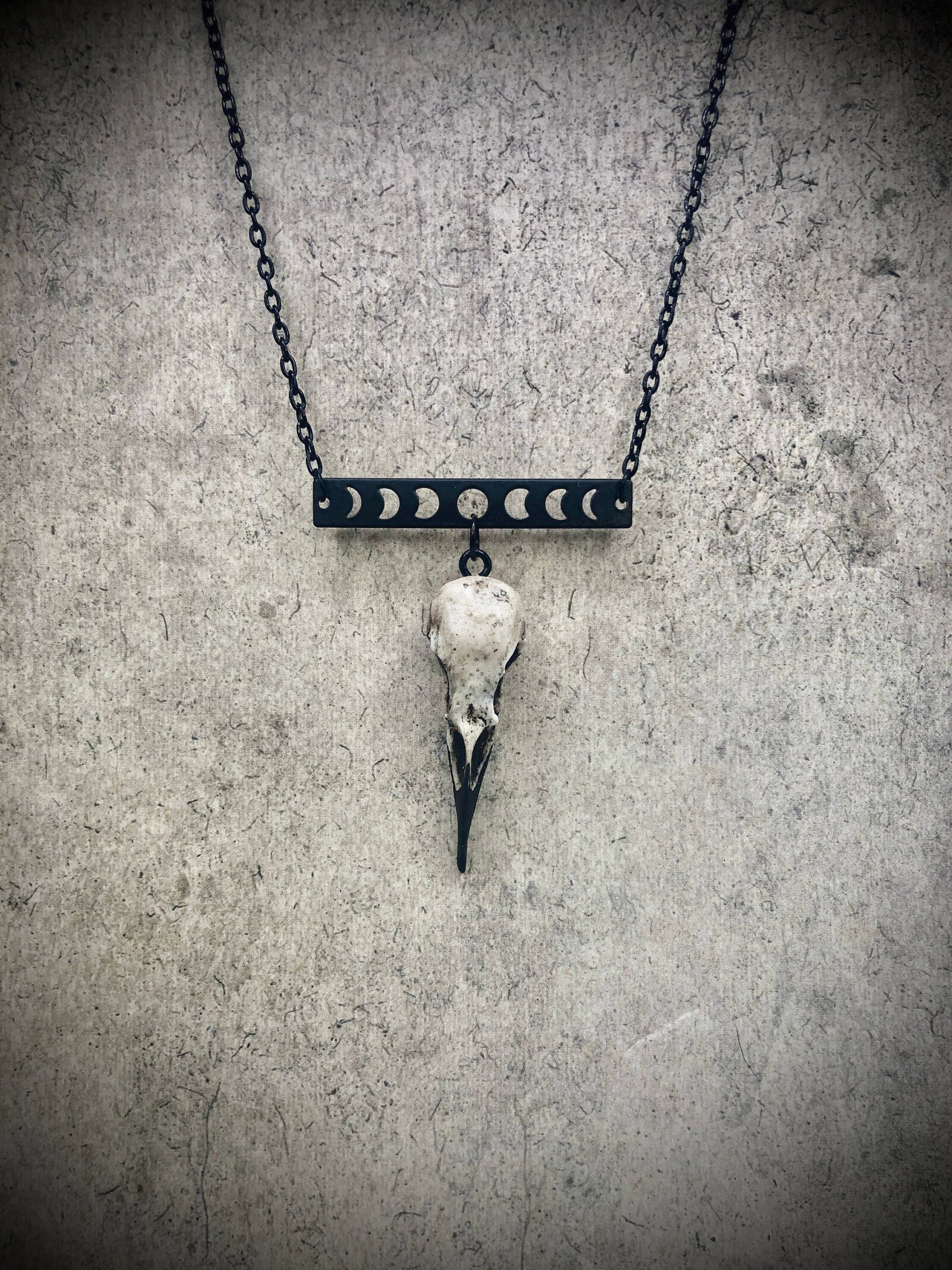 Mondphasen Bar Rabenschädel Halskette - Horizontale Mond Halbmond Schmuck Hexe Goth Celestial Waxing, Abnehmende Luna Mondphasen Bar Rabenschädel Halskette - Horizontale Mond Halbmond Schmuck Hexe Goth Celestial Waxing, Abnehmende Luna von RavenRanch
