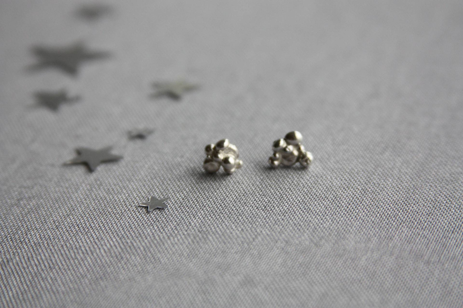 Feine Silbergranulat Cluster Ohrstecker Feine Silbergranulat Cluster Ohrstecker von RavenTusonJewellery