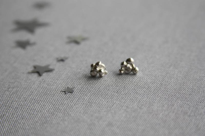 Feine Silbergranulat Cluster Ohrstecker Feine Silbergranulat Cluster Ohrstecker von RavenTusonJewellery